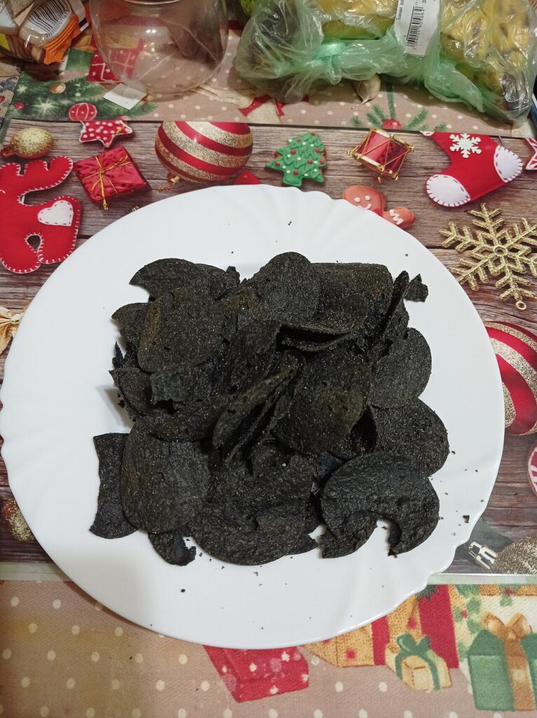 진한 색 감자칩 사진
