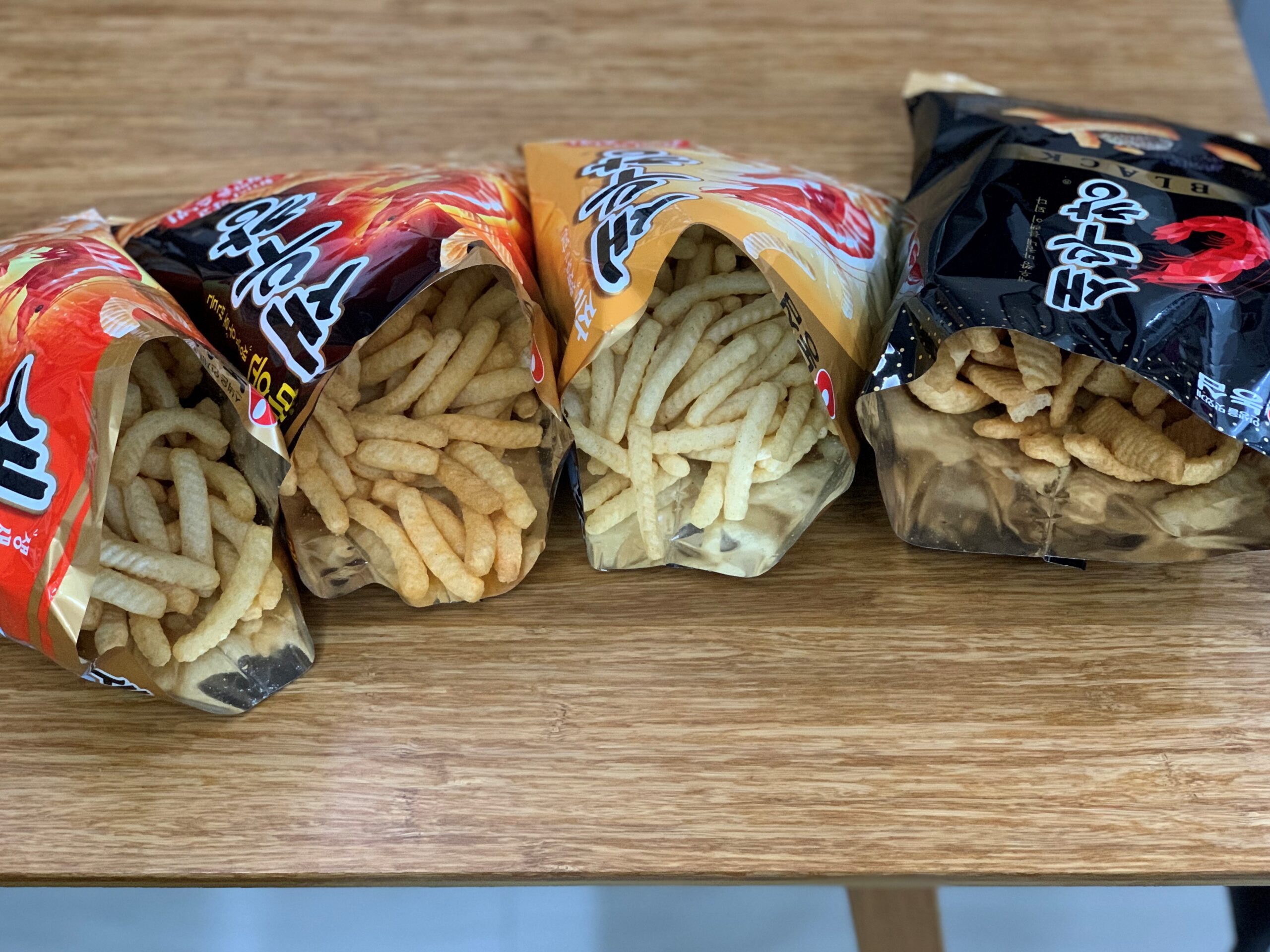 새우깡 4종 비교 사진, 오리지널 새우깡과 다양한 맛 비교